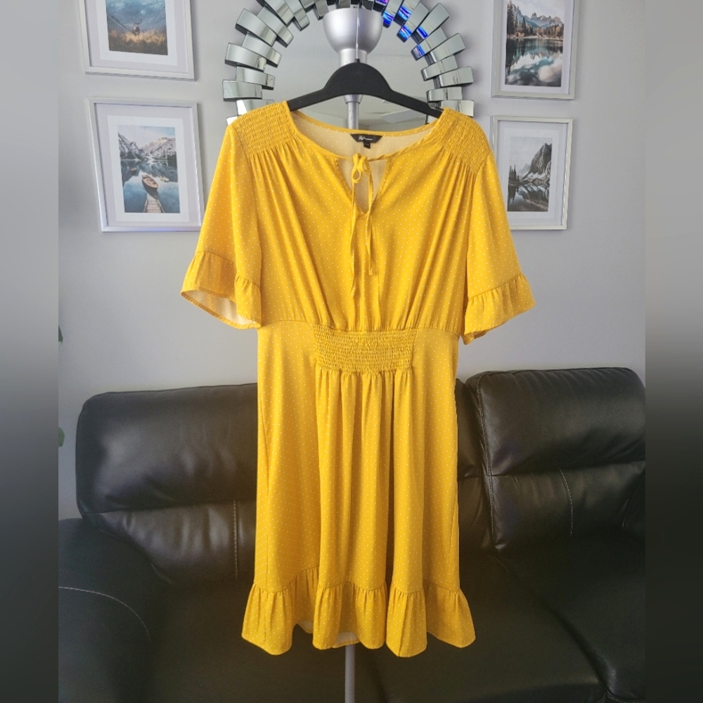 Reitmans Size Medium Yellow And White Dot Mini Swing Dress 💛